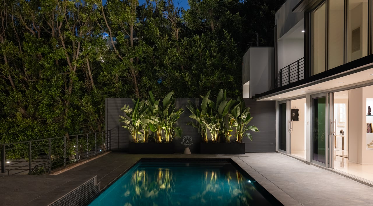 1545 Sunset Plaza Dr