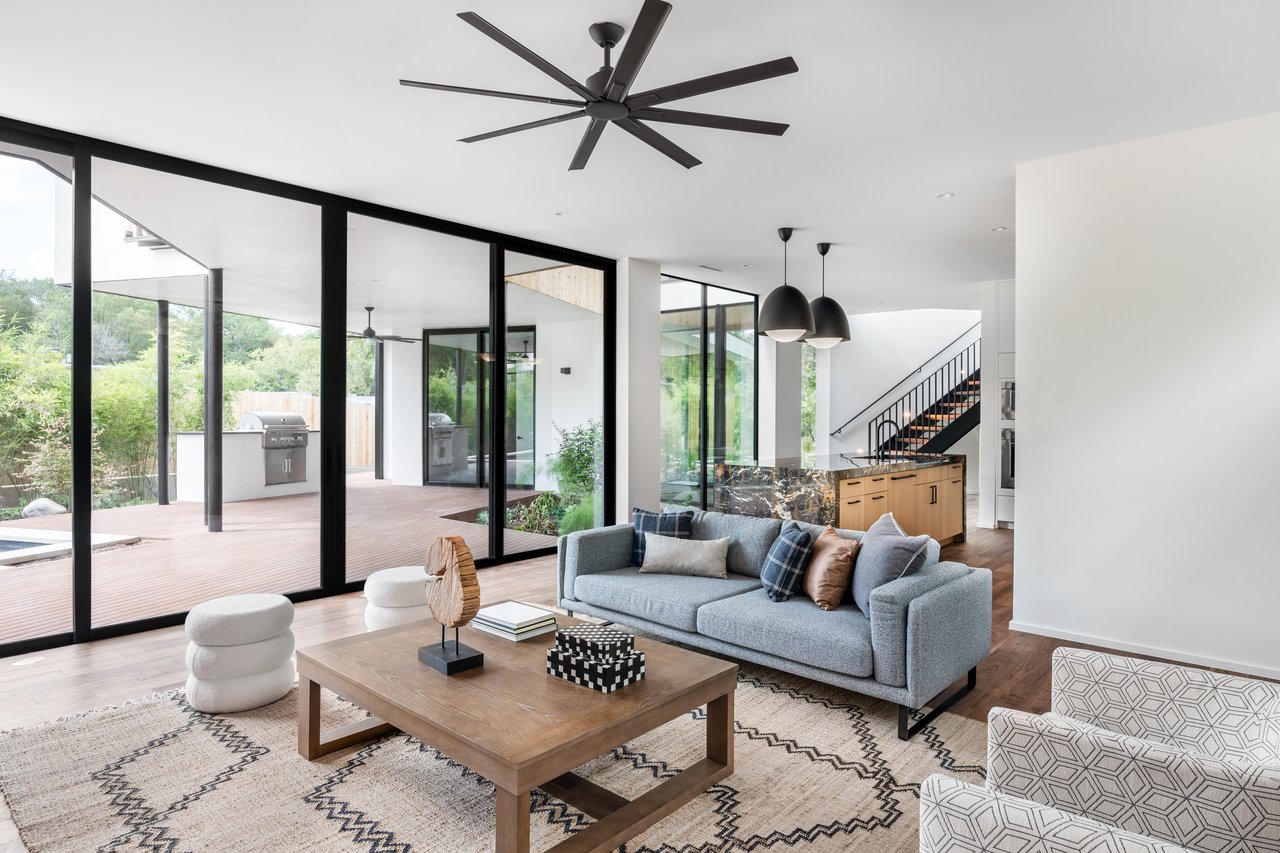 1121 Bluebonnet LN
