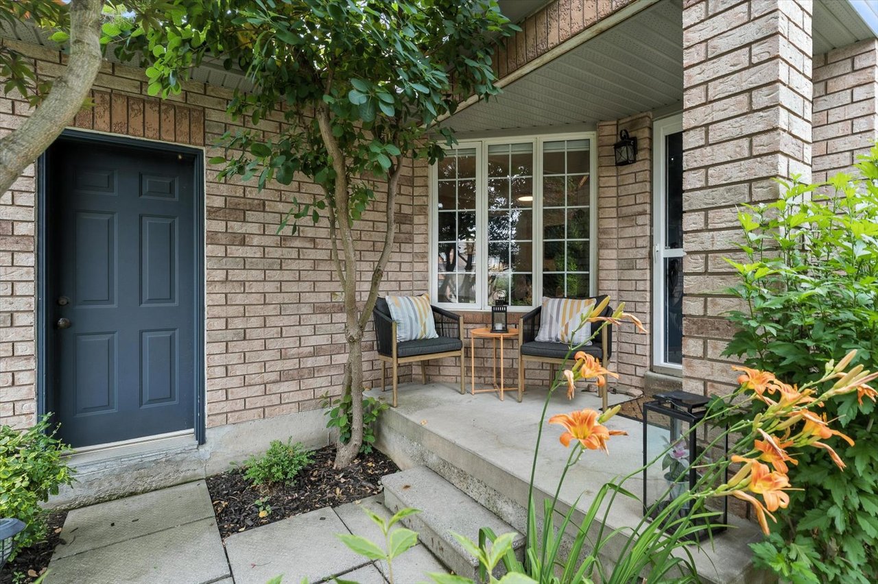 151 Mowat Cres
