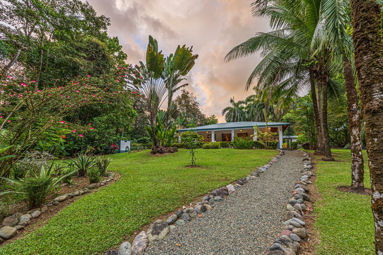  Luxury Homestead  Conveniently Located
