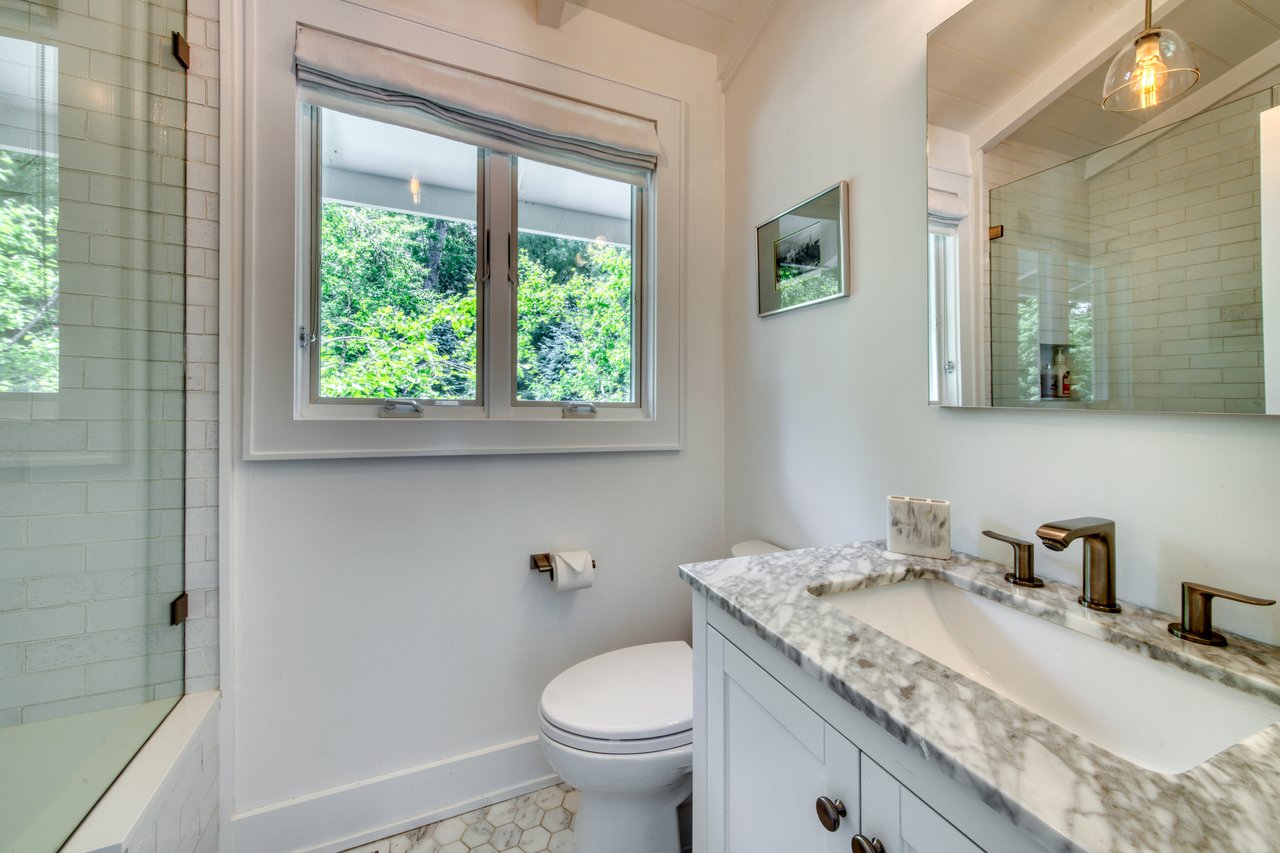 30 Springwood Way, East Hampton