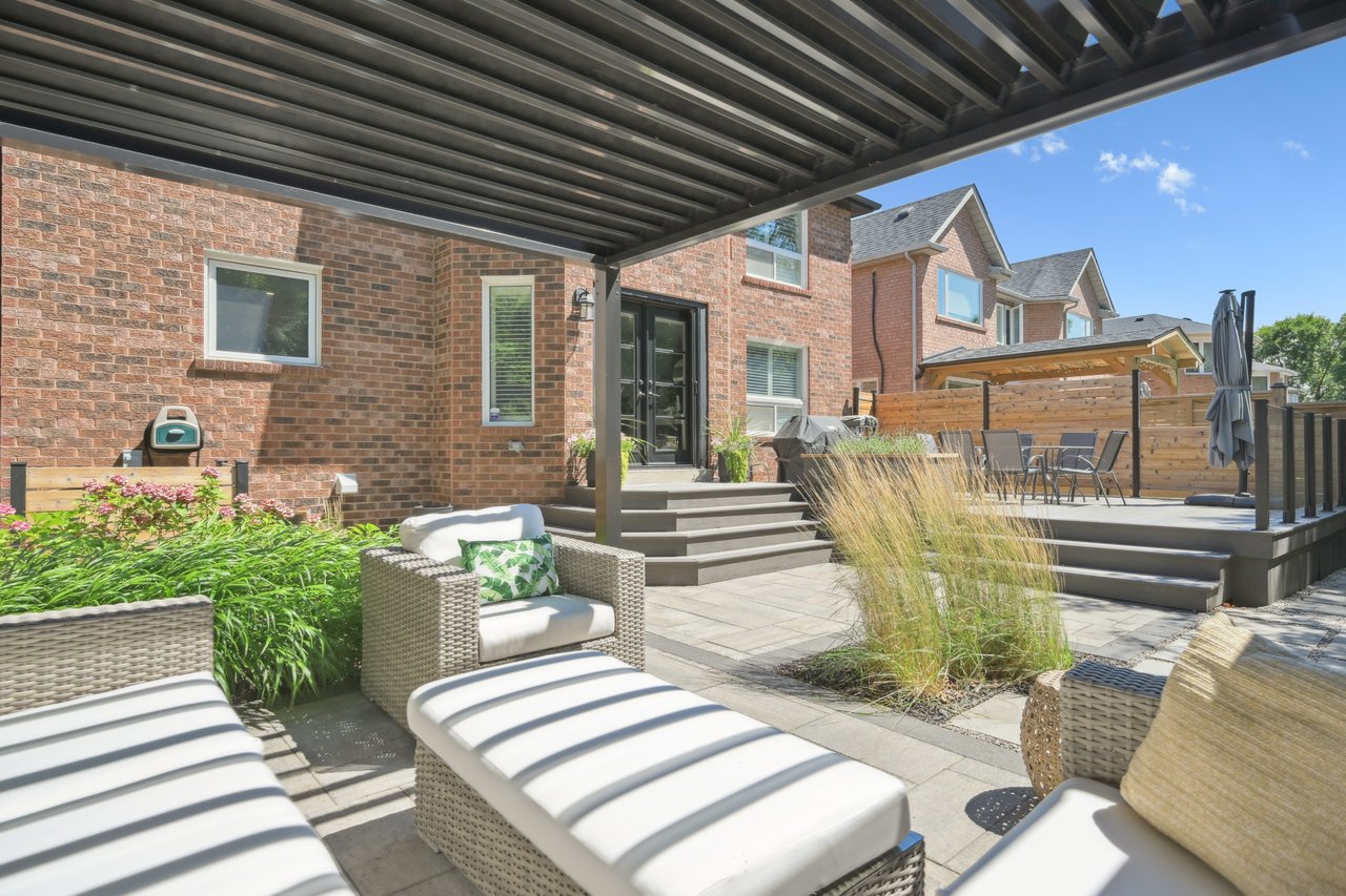 Impressive Home on Ravine Lot in Glen Abbey