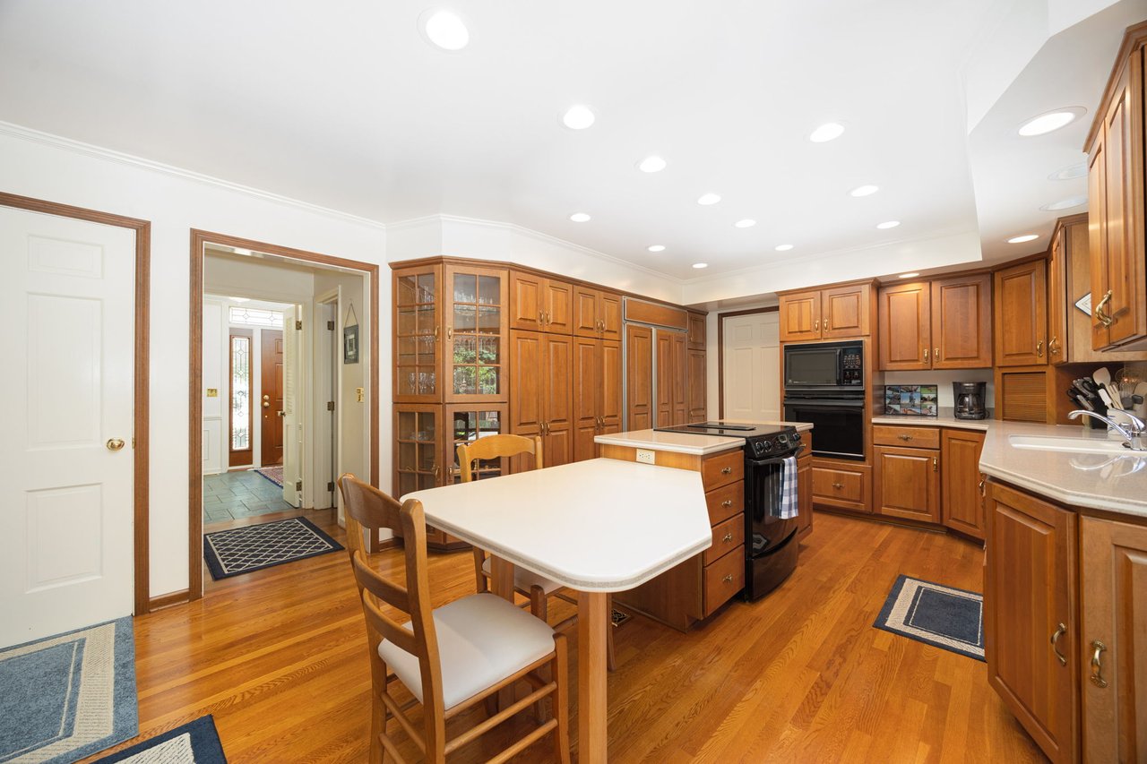 2560 CHARTWELL RD, UPPER ARLINGTON, OH 43220