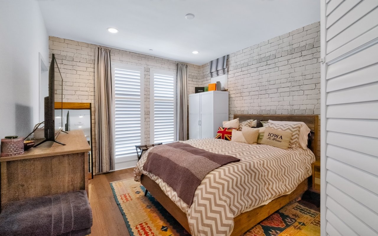 1687 Grand View