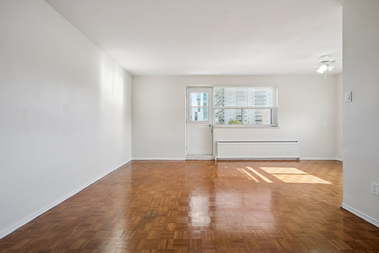 Bright 2 Bedroom Unit in Prime Port Credit Location