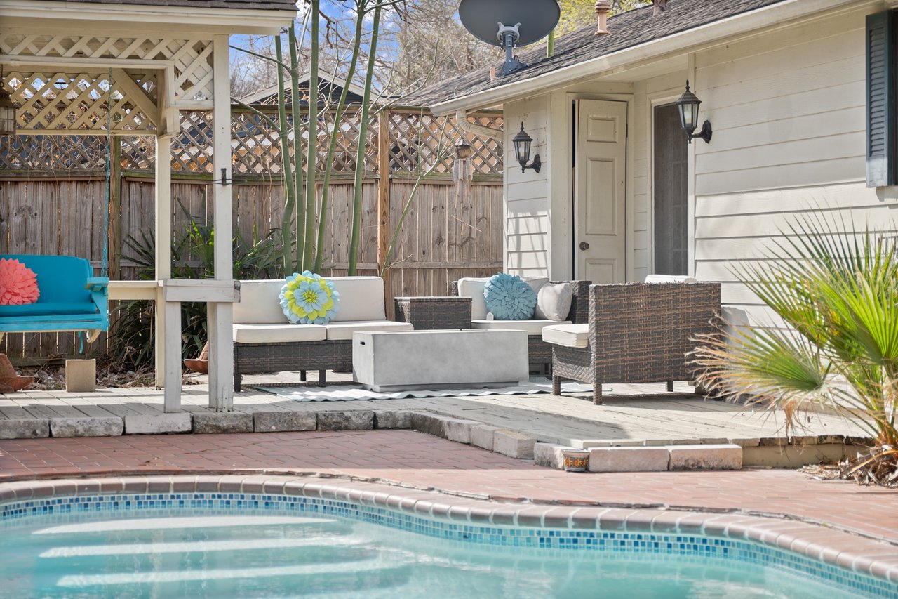 Bloom & Float Getaway 🌸 | Pool Home 5mi to SoCo