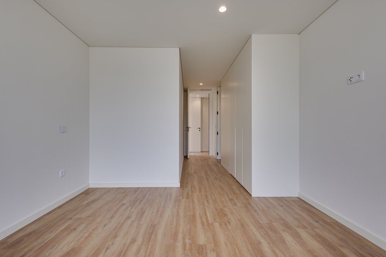 Contemporary 3-Bedroom Luxury Villa with Pool and Large Basement in Palmeira, Braga