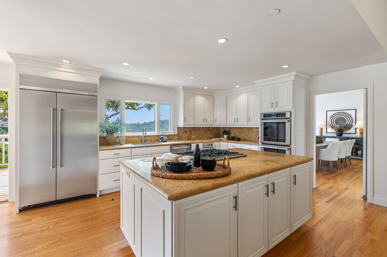 Picturesque and Private View Residence