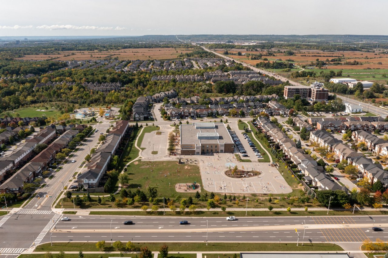 720-2450 Old Bronte Road Unit: 720