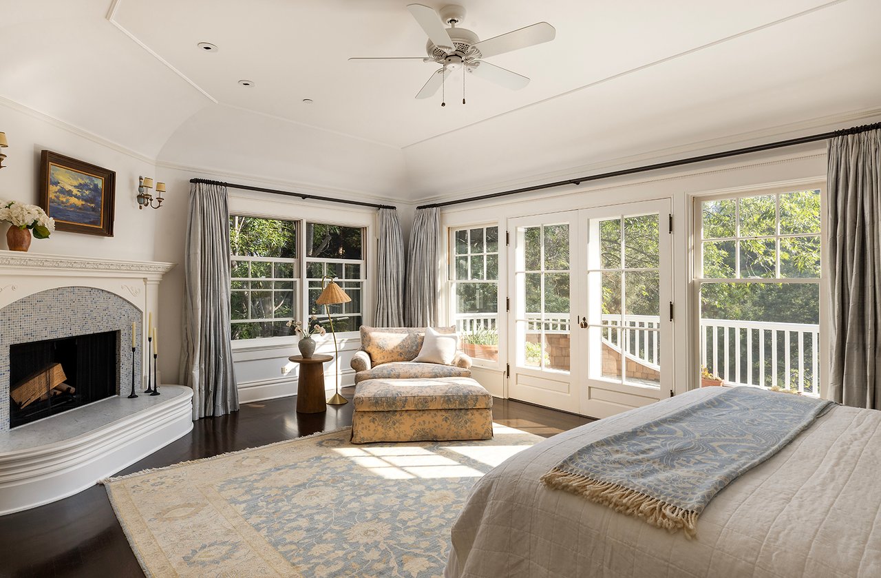 2041 Mandeville Canyon Rd