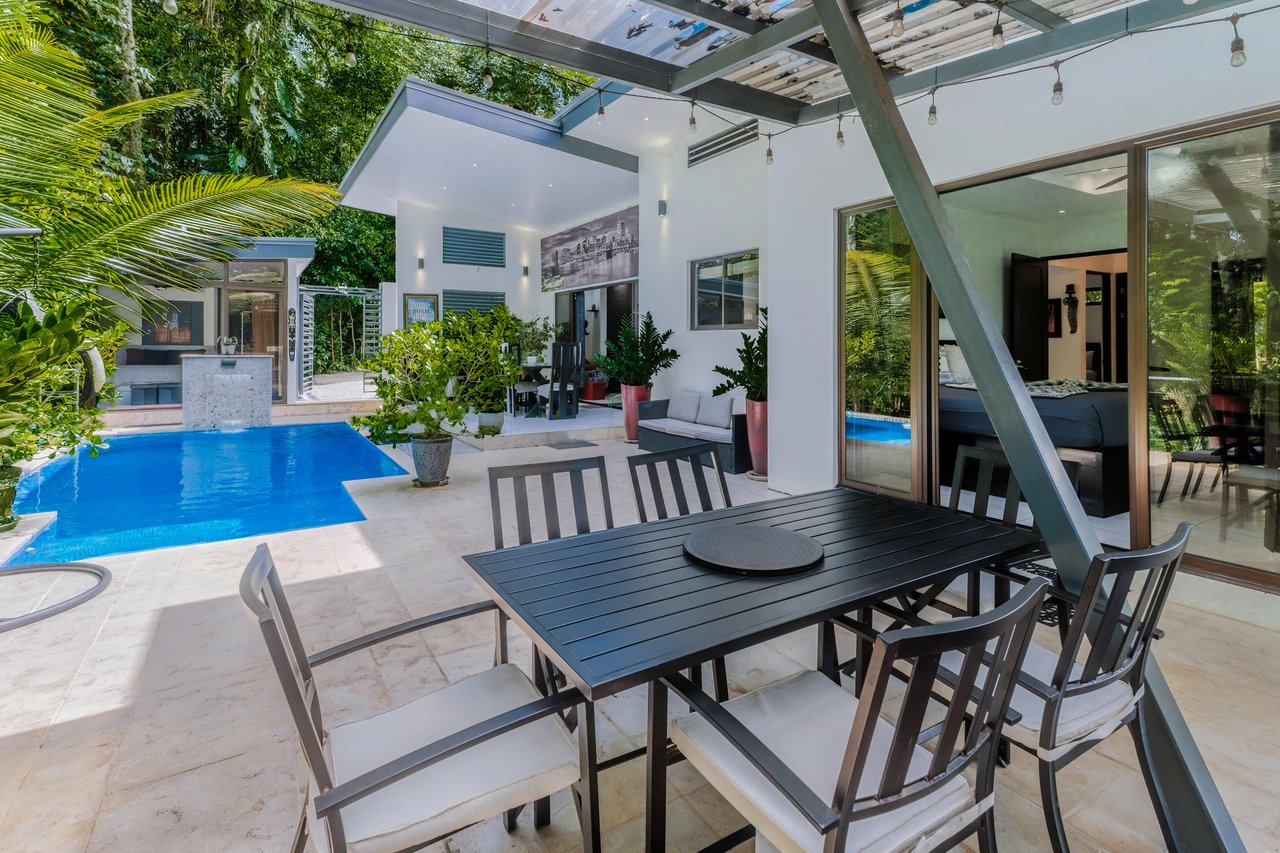 Charming 2 Bedroom Home + Studio located in heart of Uvita 