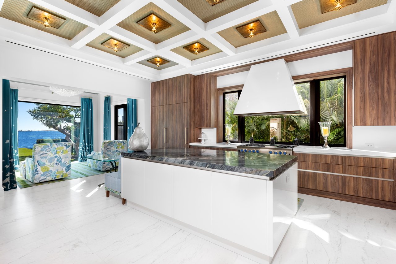 Dutch Colonial Direct Waterfront