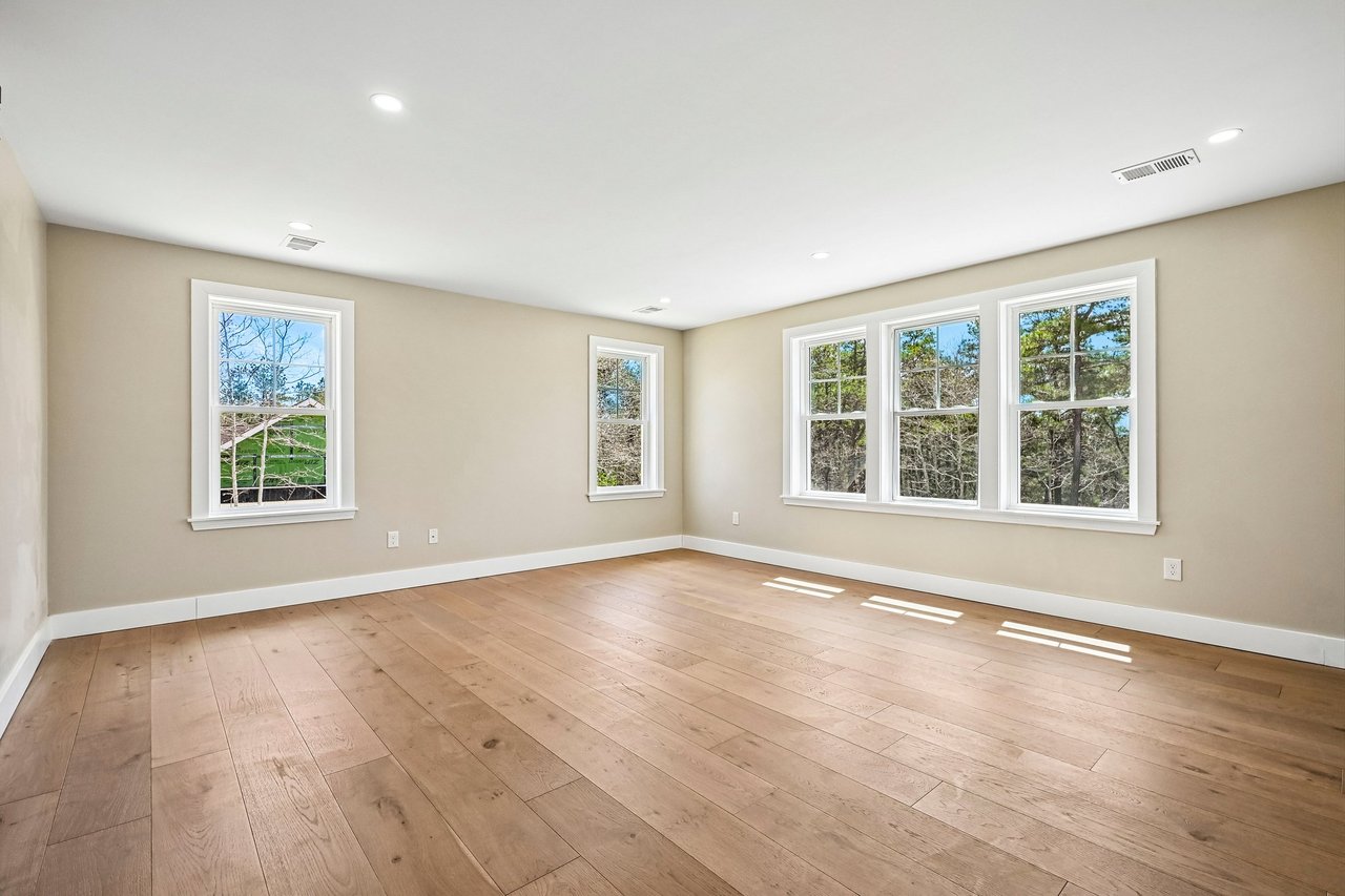 33 Seabiscuit Dr, Plymouth, MA 02360