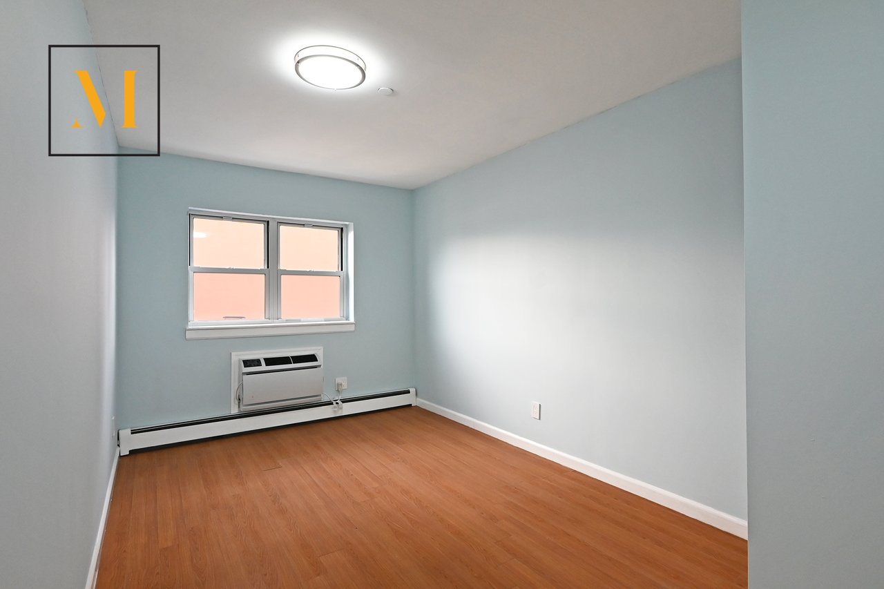 25-08 Newtown Avenue 004