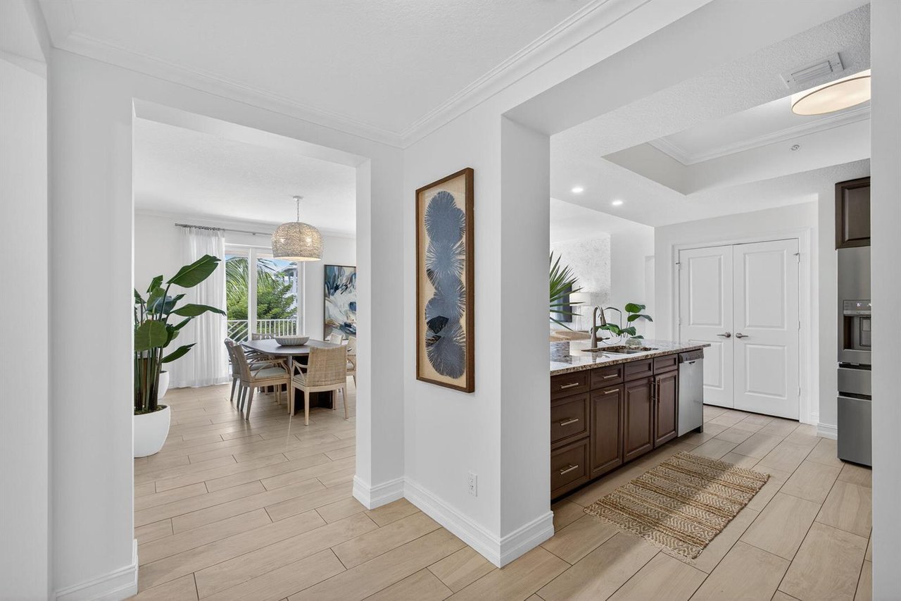 833 Bay Colony Drive S