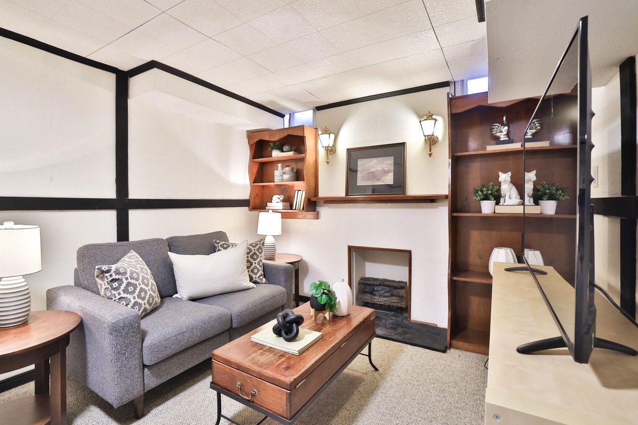 5255 Lakeshore Road 7