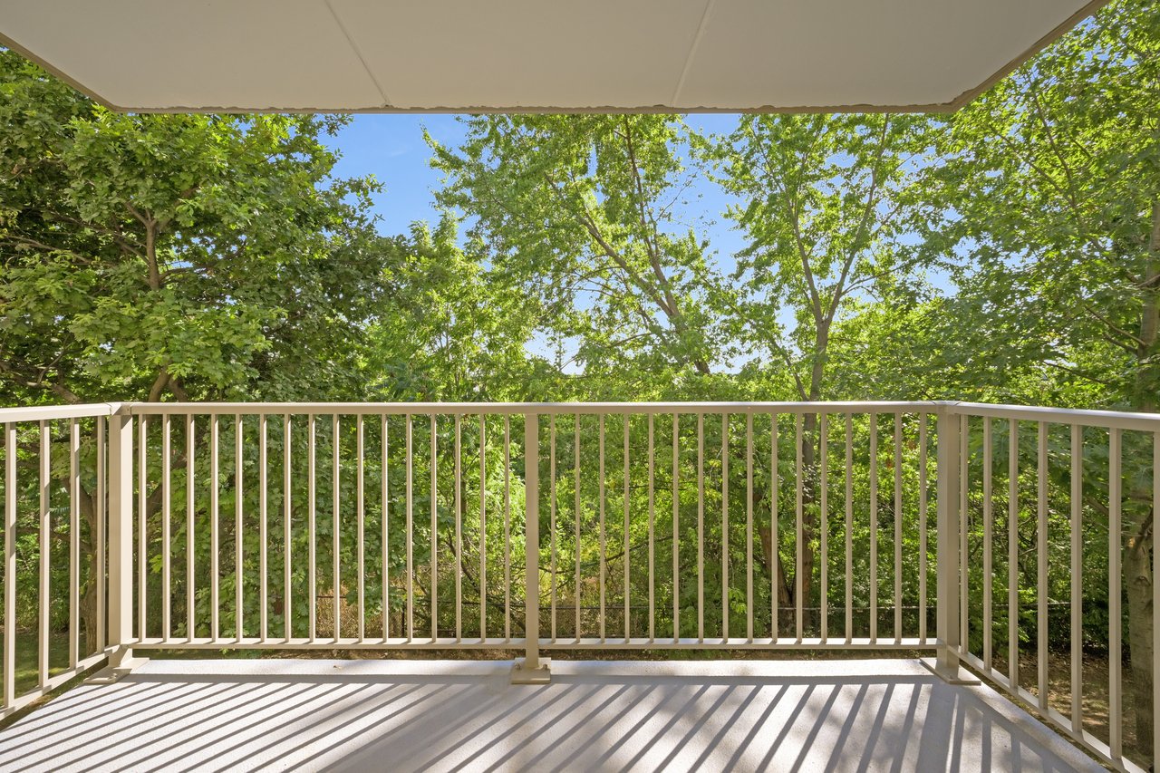 Upgraded 1 Bed+ Den Suite Overlooking Ravine