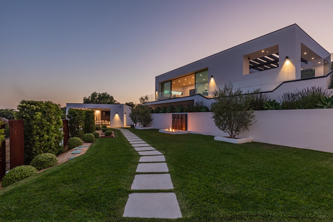 6156 Zumirez Dr
