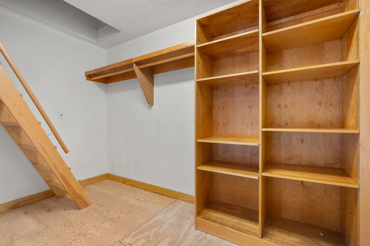 4 Leslie Rd