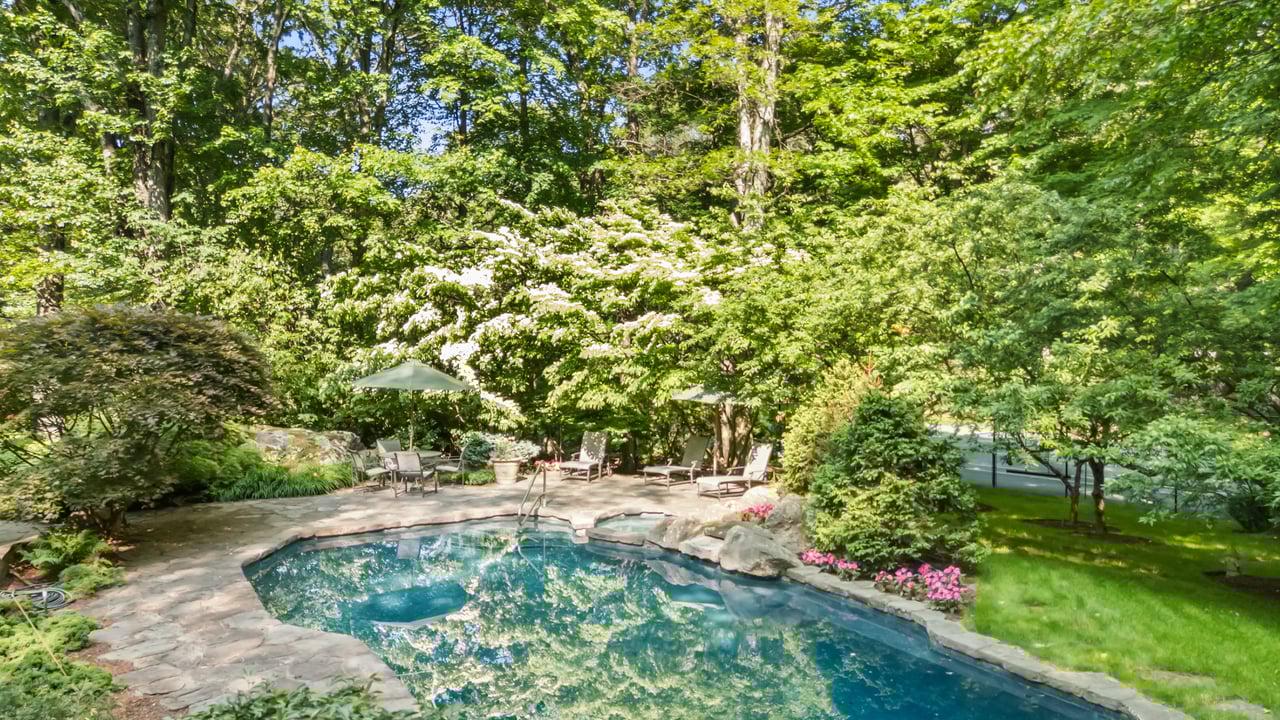 17 Eastwoods Road