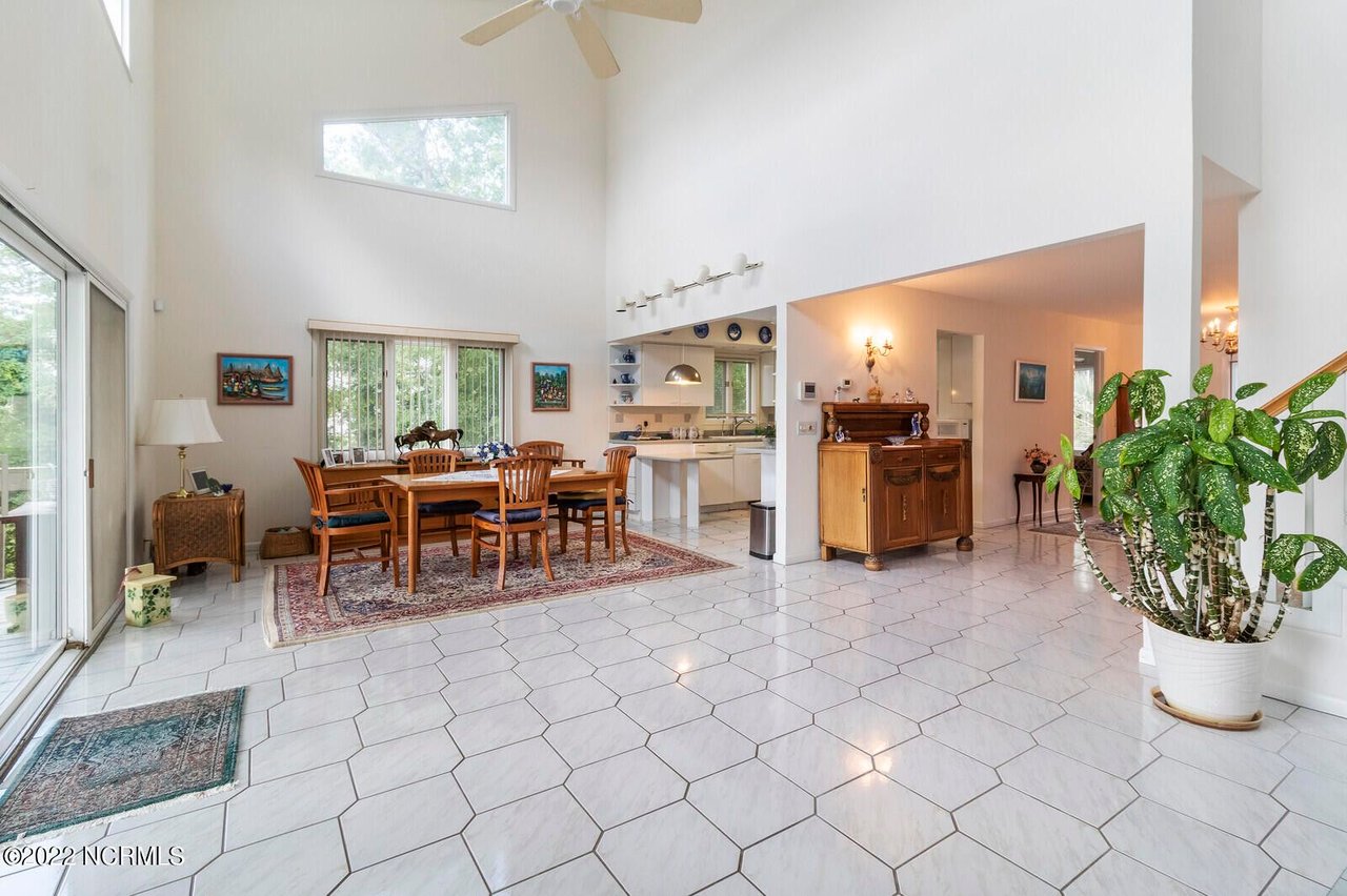 1264 Riverbend Dr SW