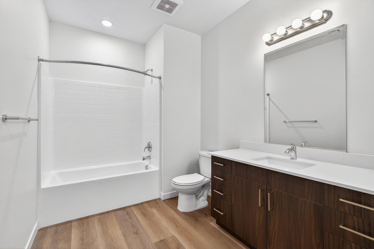 983 W State St B-104
