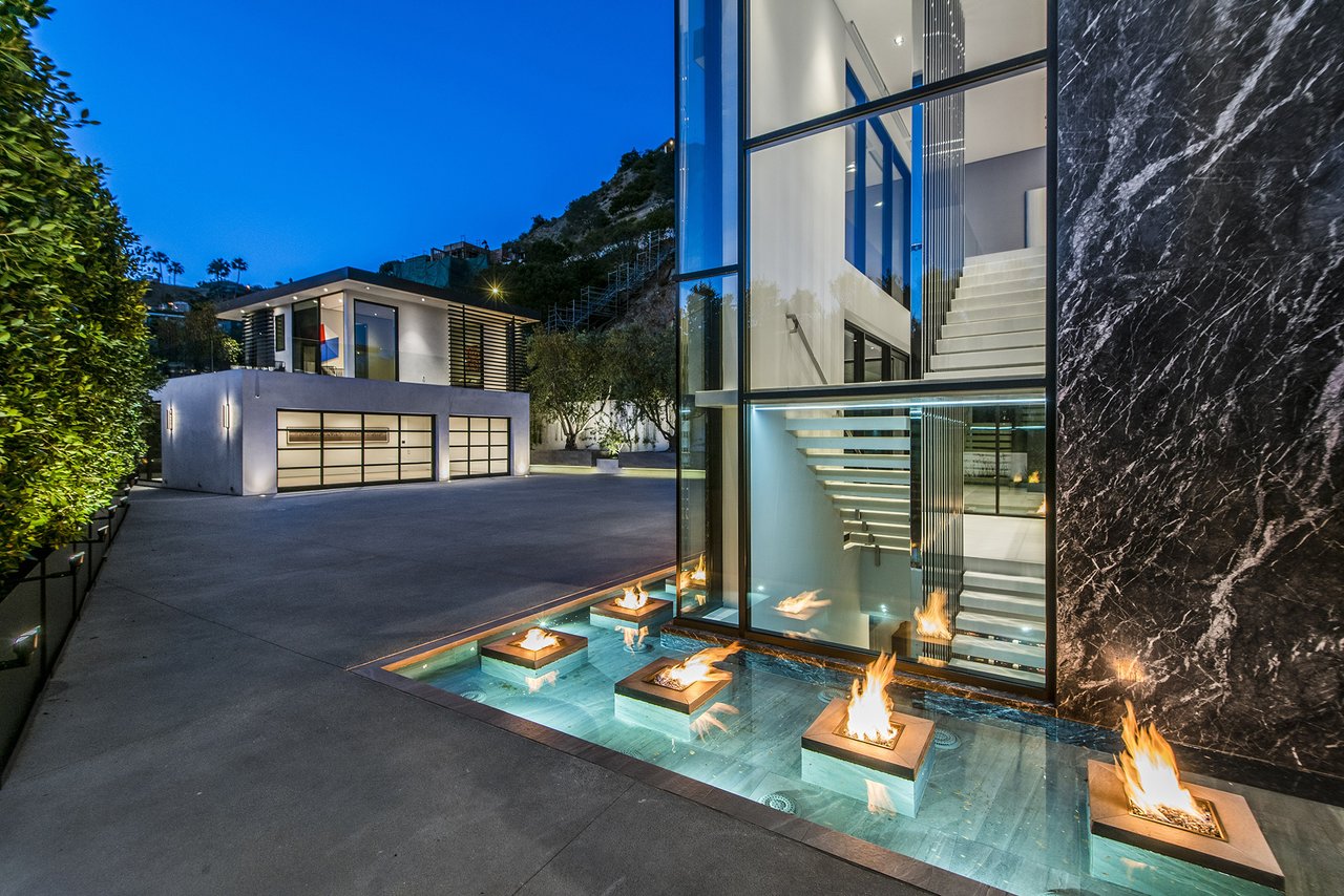 1677 N. Doheny Drive