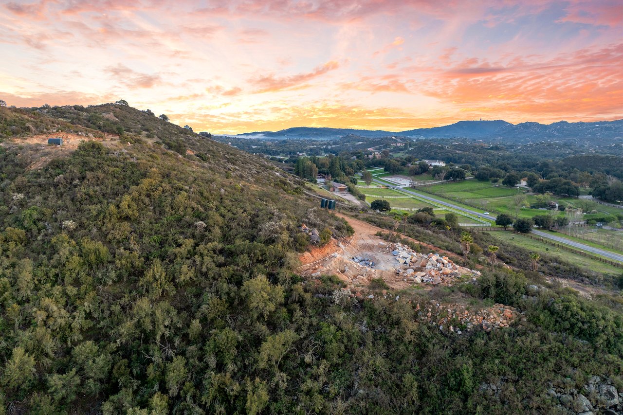 39948 Avenida La Cresta