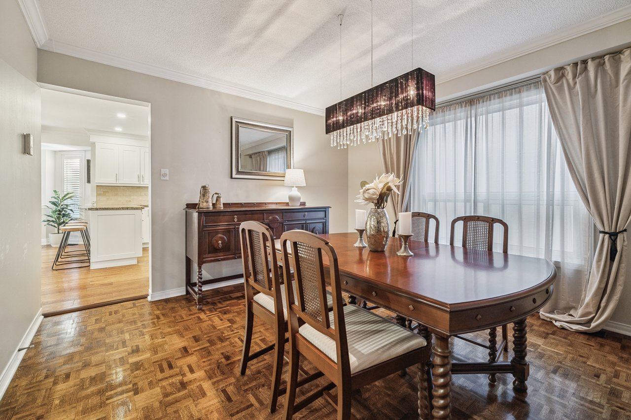 Impressive Home on Ravine Lot in Glen Abbey