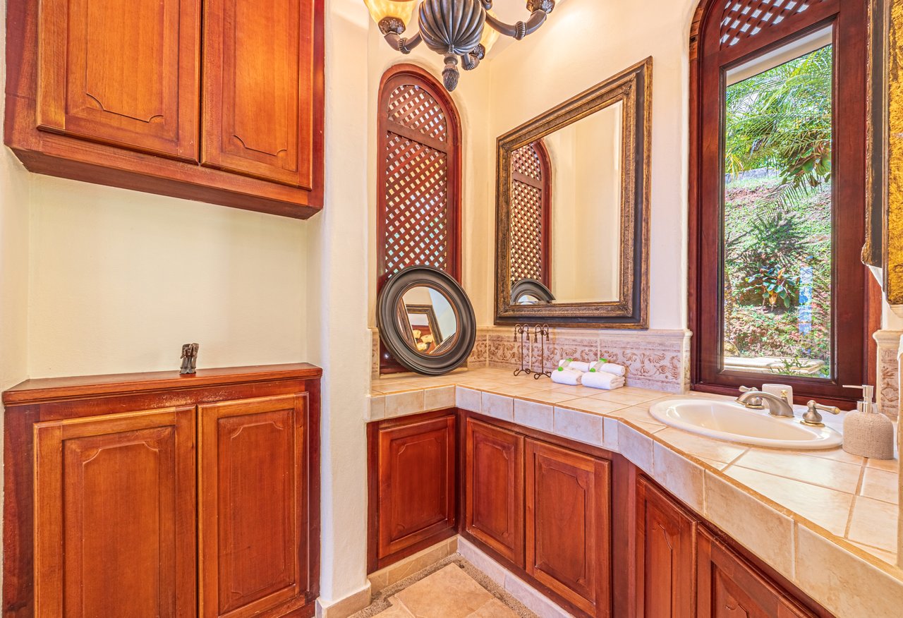 Nido Escondido, Playa Dominical