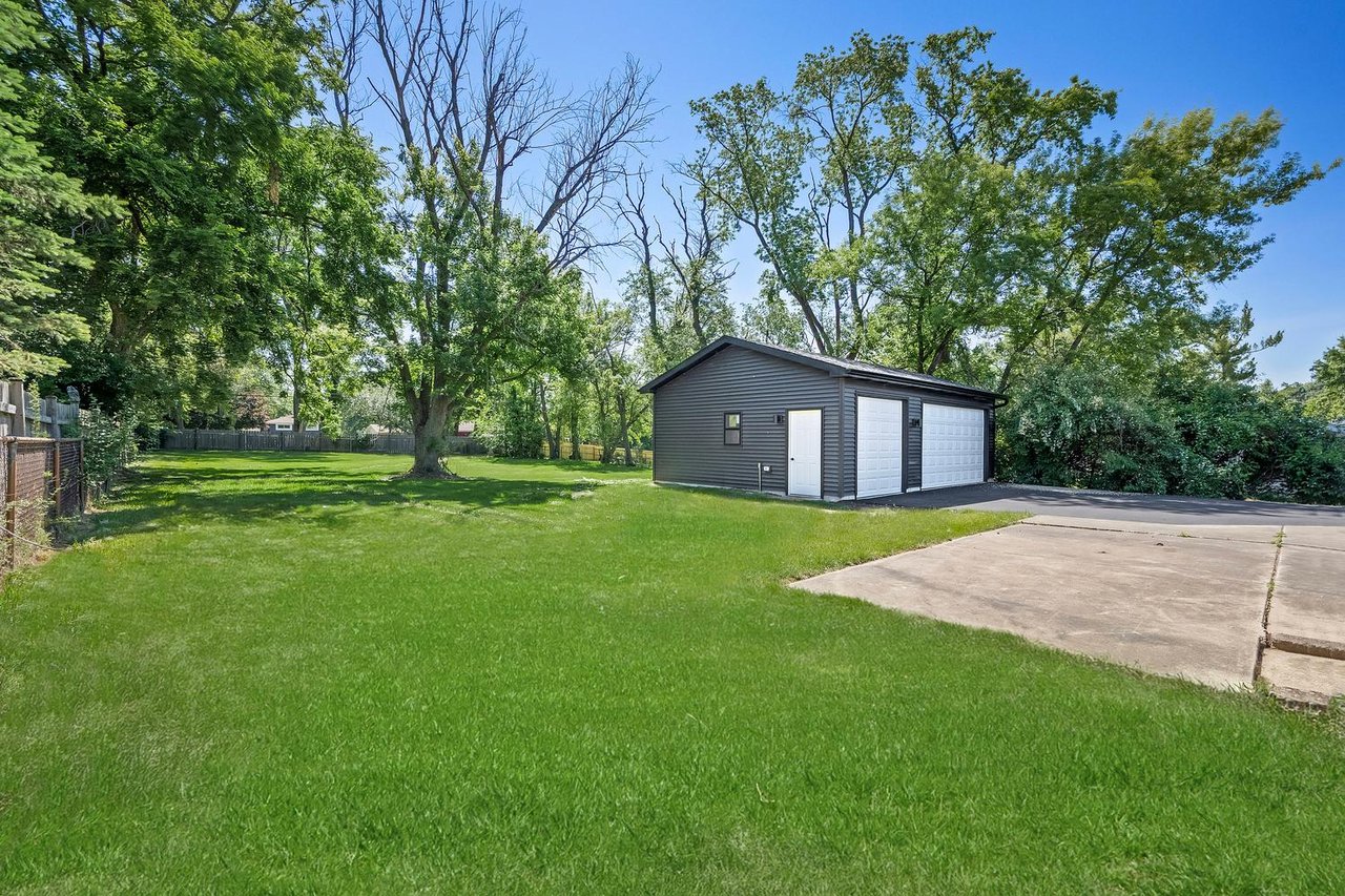 1N535 Park Blvd, Glen Ellyn IL – Fully Renovated Split-Level on Nearly Half an Acre Listed at $475,900