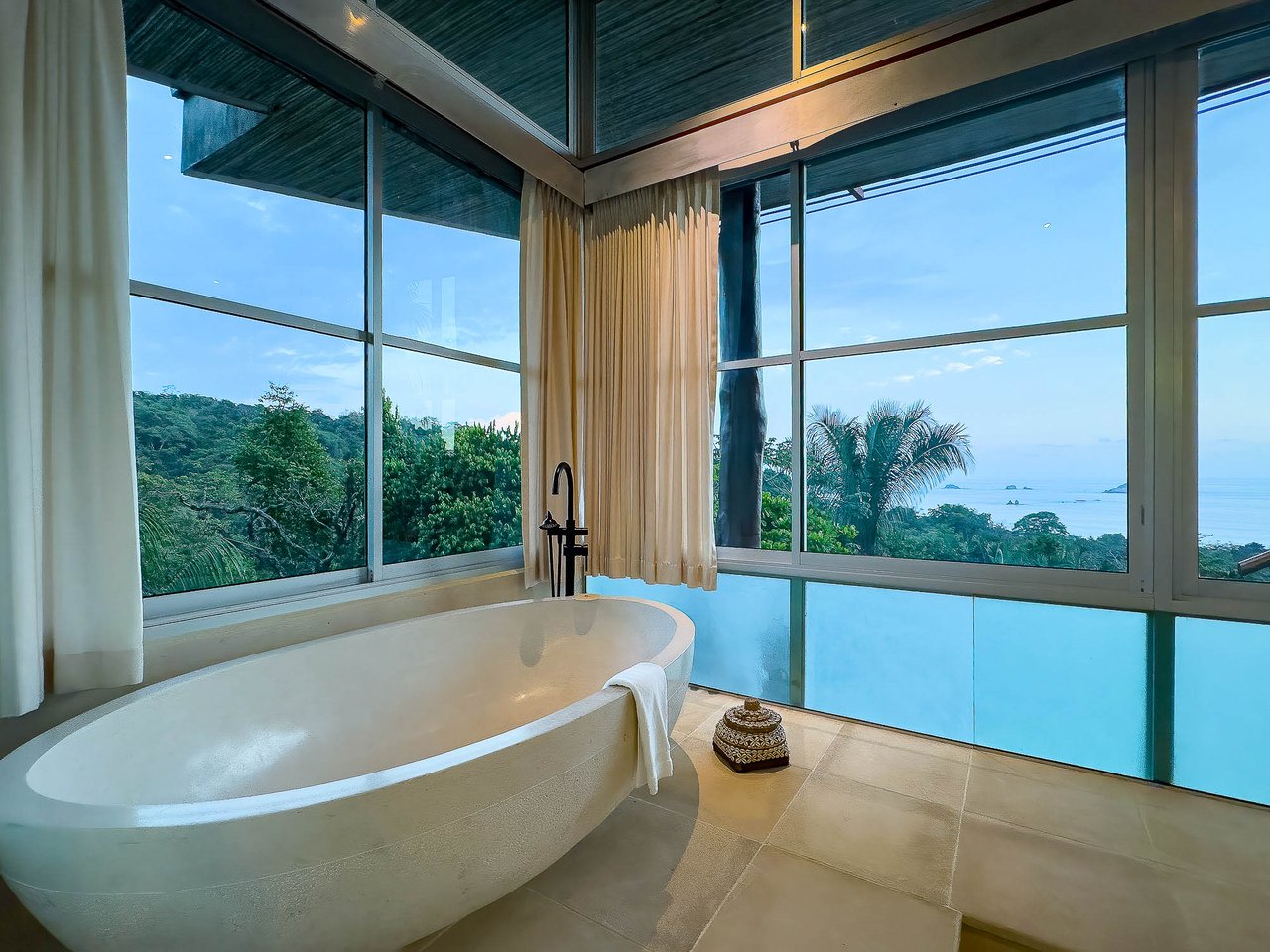 Casa Fantastica Luxury Mountain and Ocean View Villa