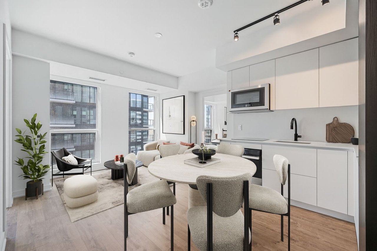 327 King Street W Unit: 4704