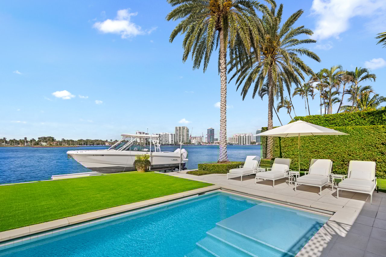 Georgian Waterfront Mansion on Everglades Island