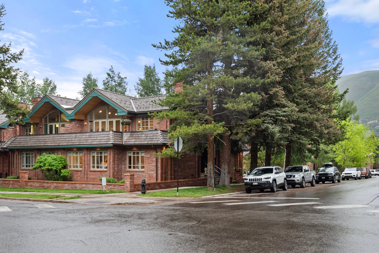 Beautiful Mountain Contemporary Townhome in Aspen Central Core