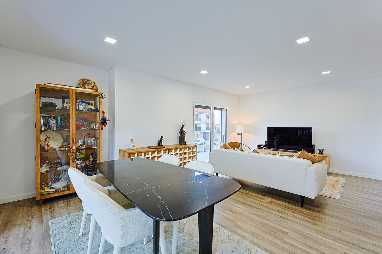 Modern 2-Bed, 2-Bath Apartment in Central Marinha Grande – Near Nazaré