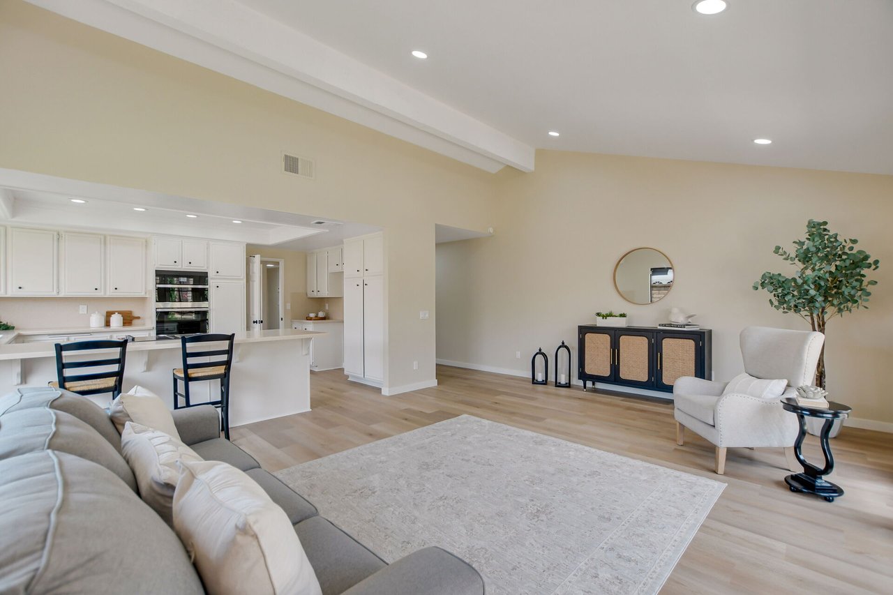 5697 Los Robles