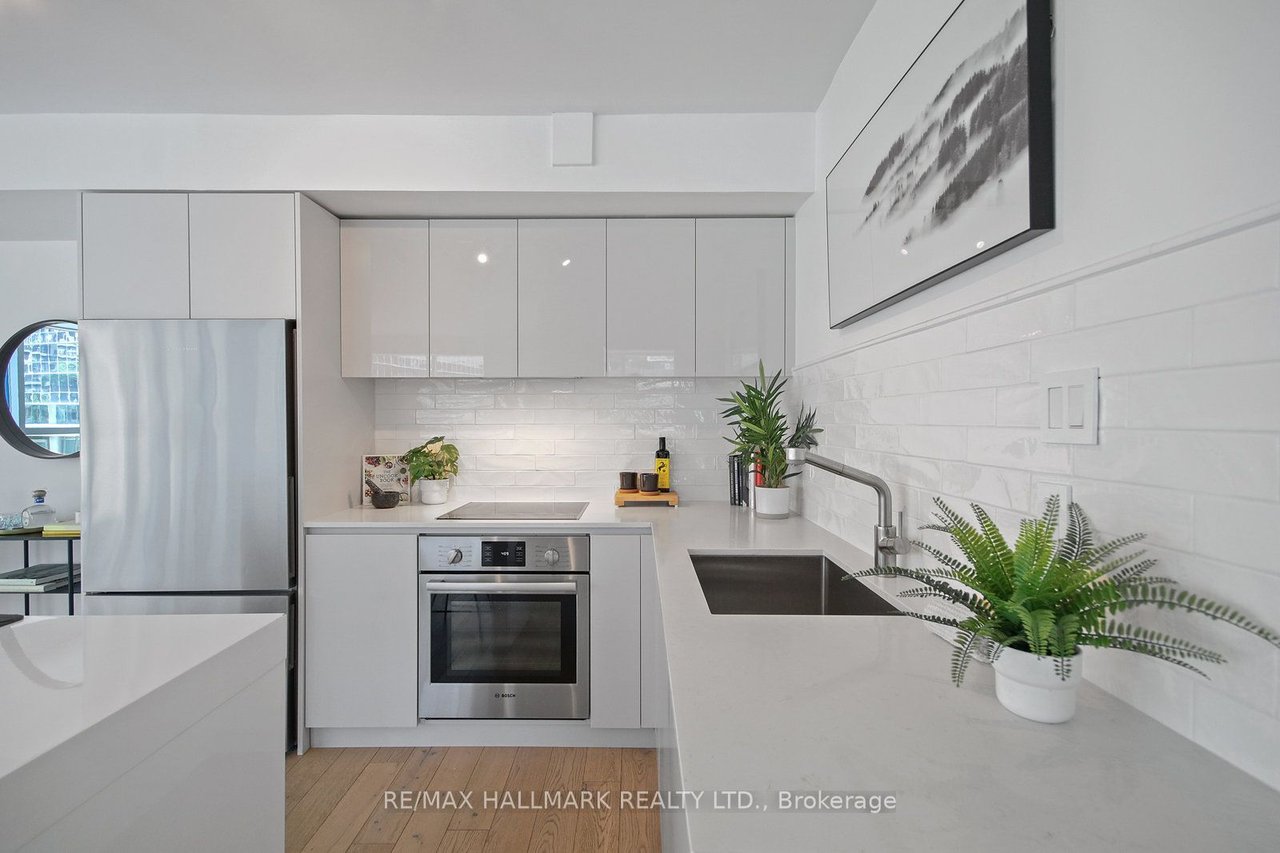 77 Harbour Sq