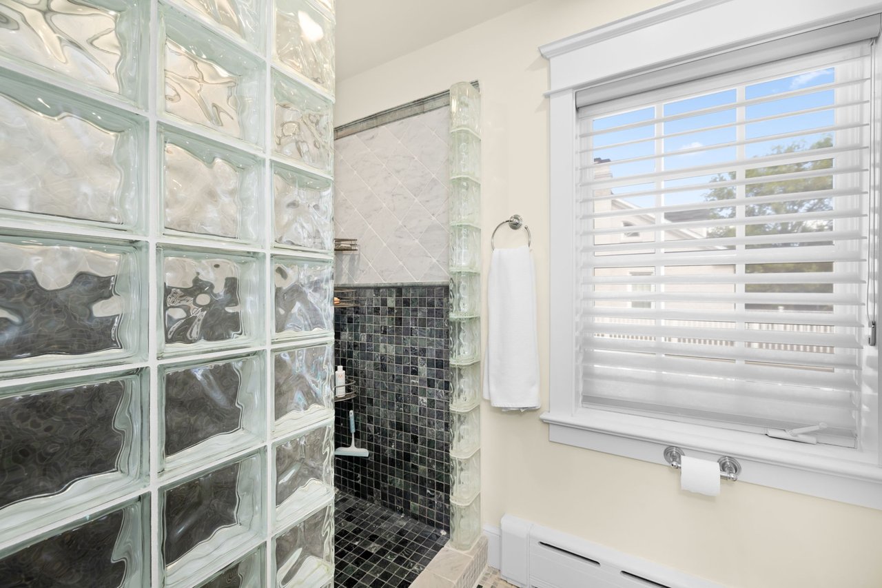 22 W OAK STREET