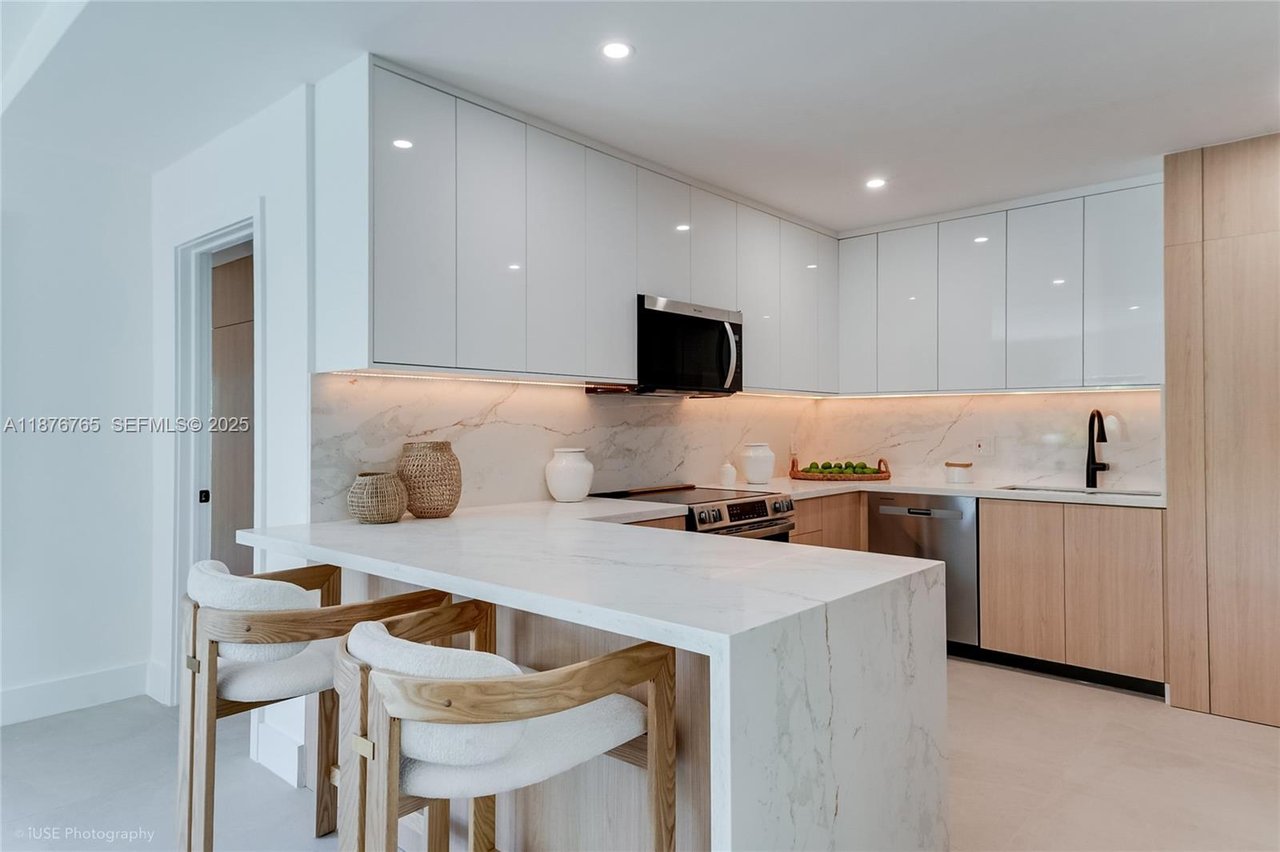 miami-pool-home-sold-kitchen