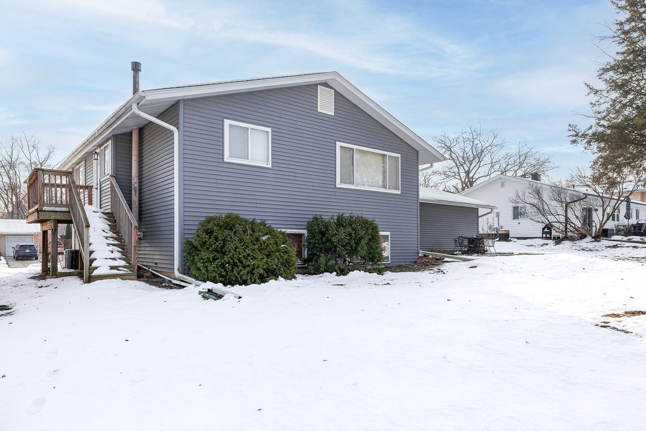 6308 MacArthur Dr, Woodridge