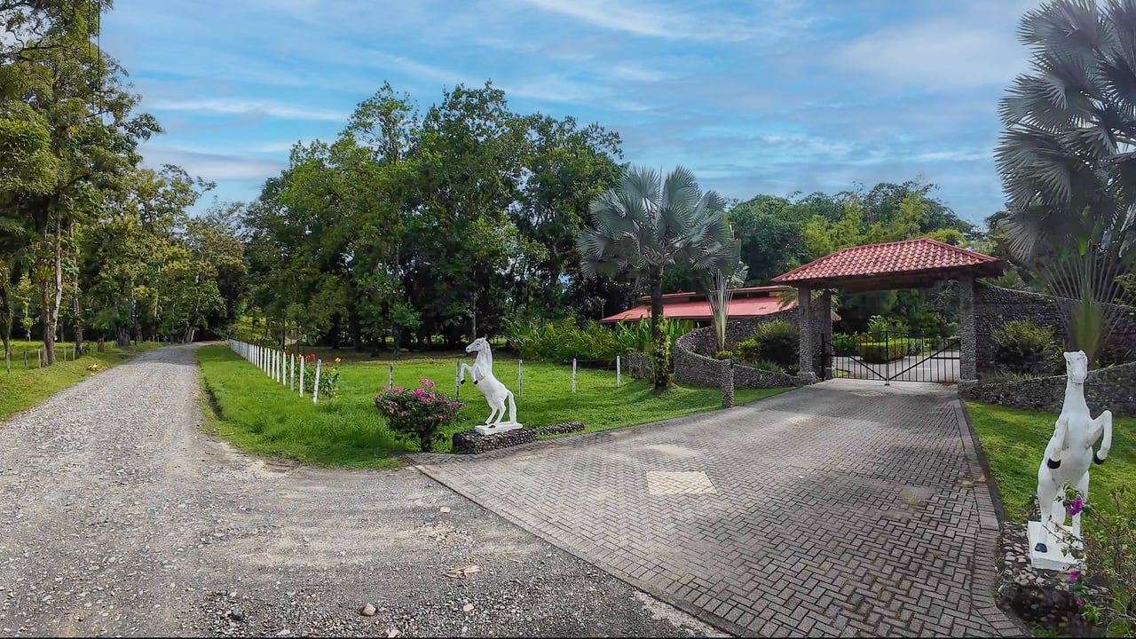 Tropical Estate in Gated Community near Quepos