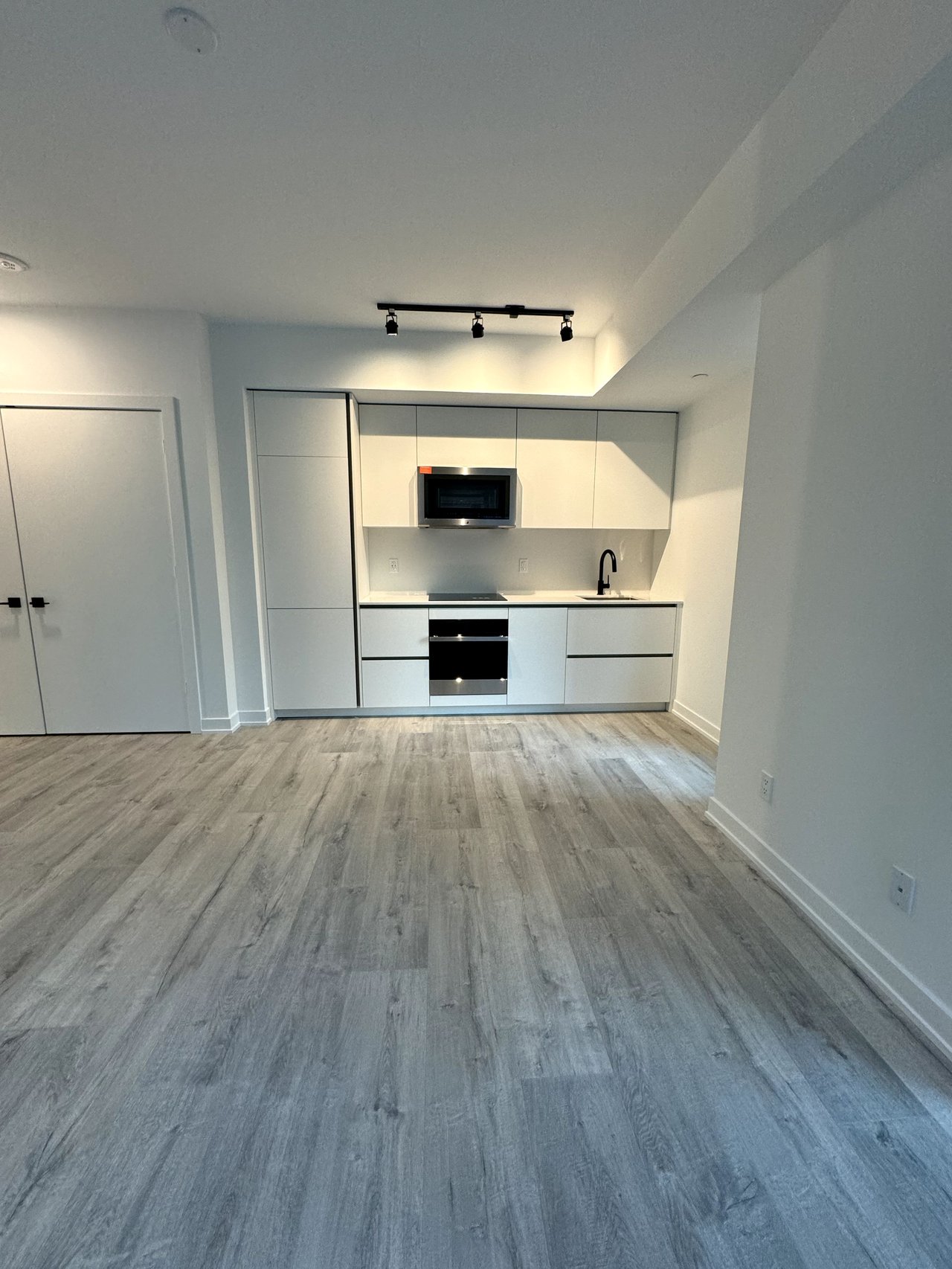 327 King Street W, Toronto C01 Unit: 2006