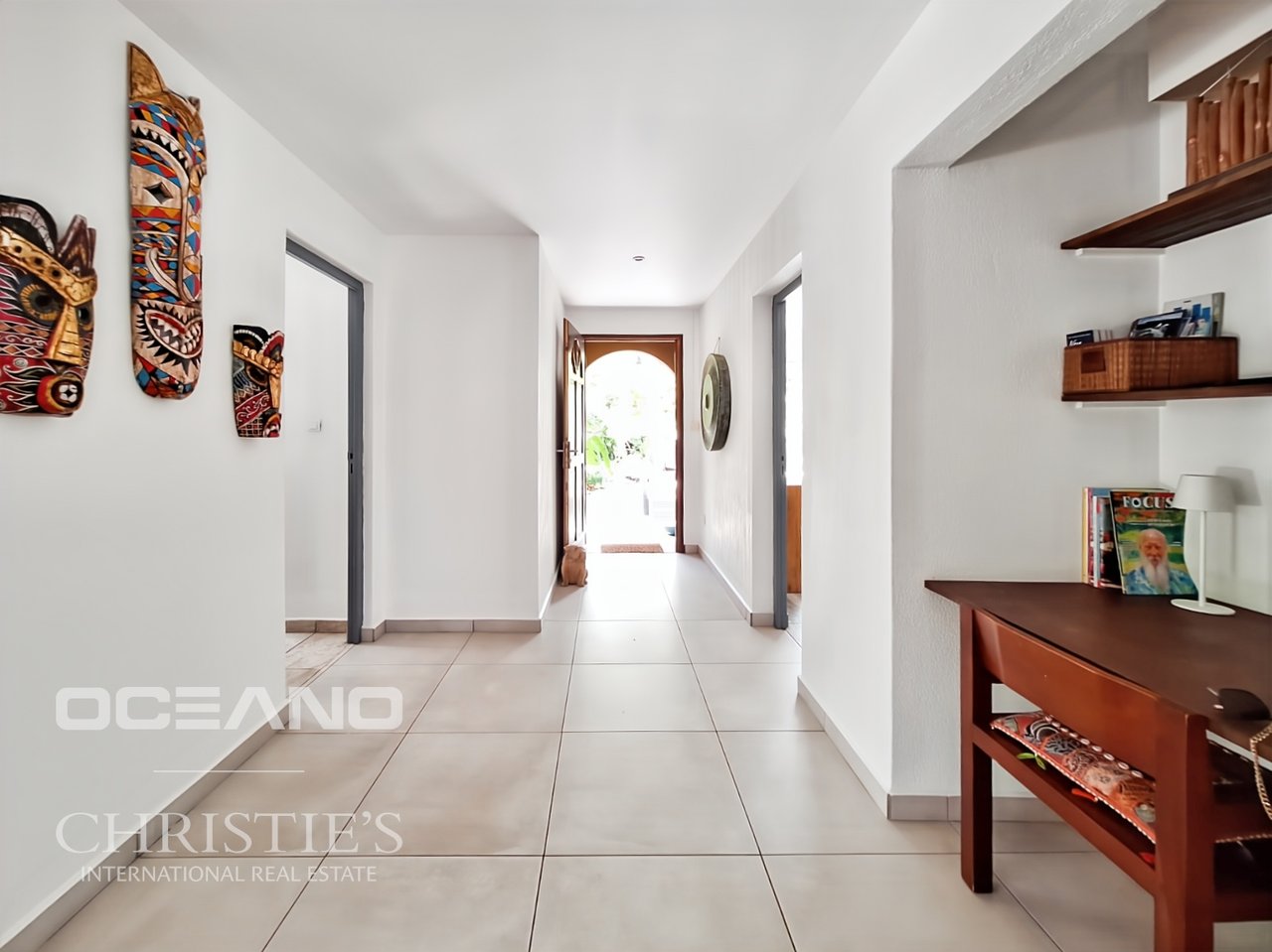 Stunning 4-Bedroom Villa on Spacious Plot - Orient Bay