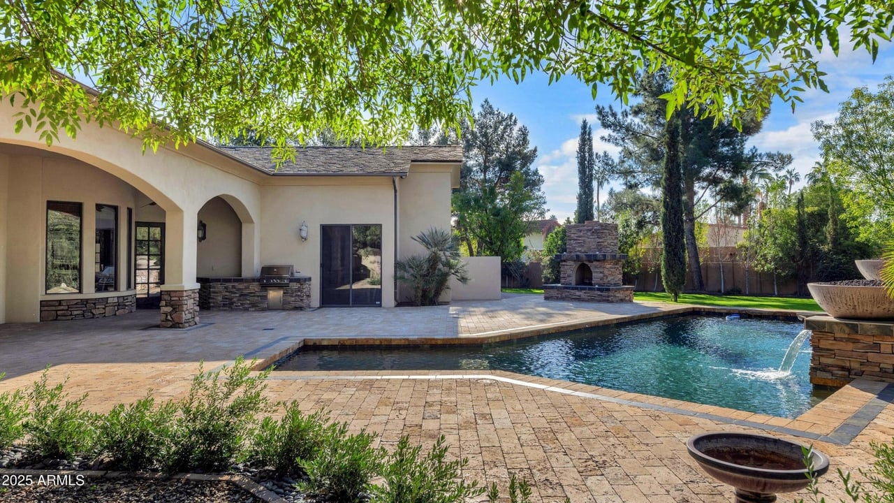 7233 E ROYAL PALM Road