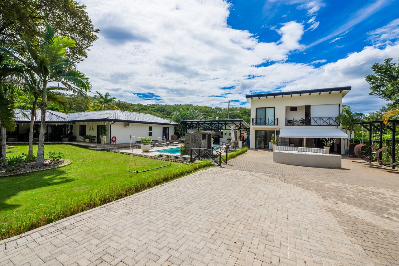 Casa Cielo | Luxurious Multifunctional Estate with Main House, Apartments, and Pool in Guanacaste!