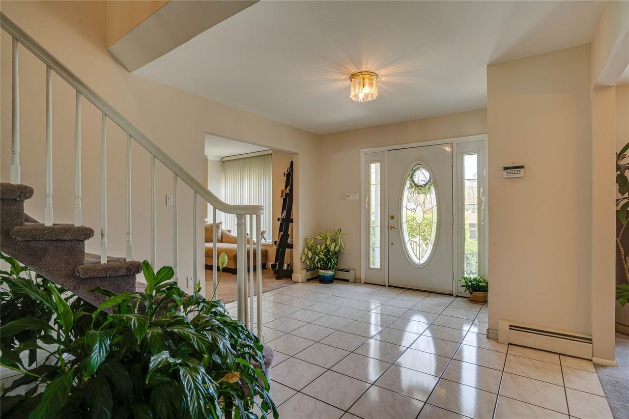1 Stonehurst Ln