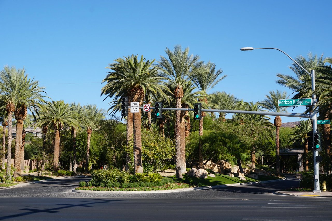 🎯 What Types Of Buyers Are Most Drawn To MacDonald Highlands And Why?