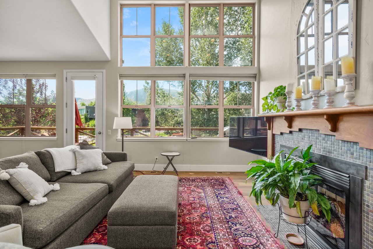 Warm & Inviting Willits Townhome