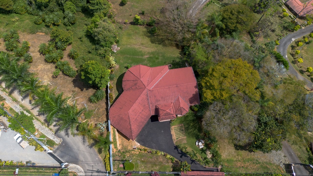 Spacious 5-Bedroom Colonial Home with 4 Bathrooms | La Bonita, Rivas.